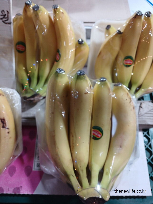 바나나는 칼륨이 풍부해 소금을 많이 먹으면 나트륨 배출을 돕고 소금 부작용 예방에 효과적인 과일입니다.