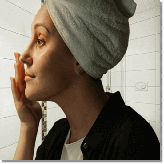 피부 관리하는 여성