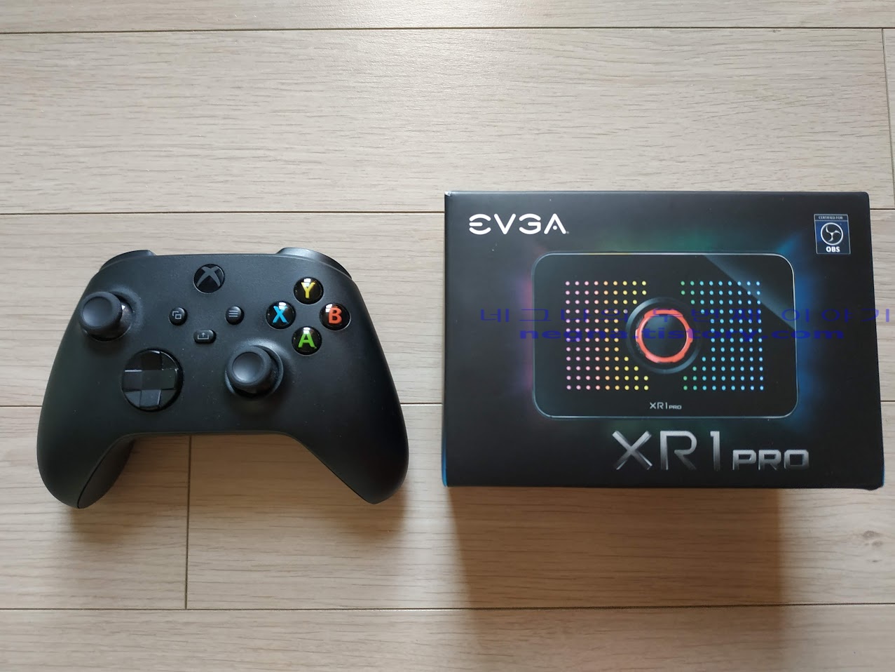 XR1 PRO 패키지와 엑스박스 패드 크기 비교.