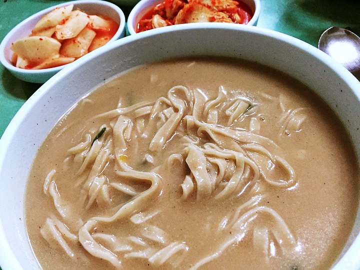 백반기행 조성모 편 곡물 칼국수 발반죽 우리밀 손칼국수 소머리수육 해물파전 경주 맛집 소개