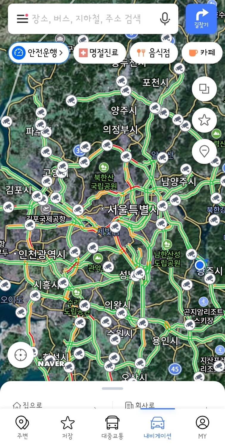 네이버 지도 어플 버젼 화면이다. 두개의 사각형이 겹쳐져 있는 부분을 선택하면 교통정보와 CCTV를 선택할 수 있는 옵션선택 화면을 확인할 수 있다.