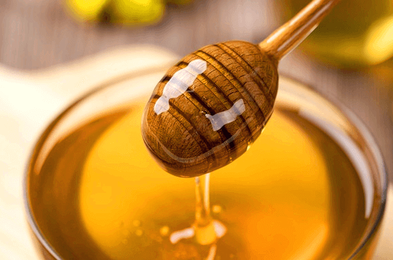 투명 유리 그릇에 아카시아꿀이 가득하다. 나무 꿀 주걱으로 꿀을 묻혔는데 주걱에서 꿀이 그릇으로 주르륵 떨어진다.