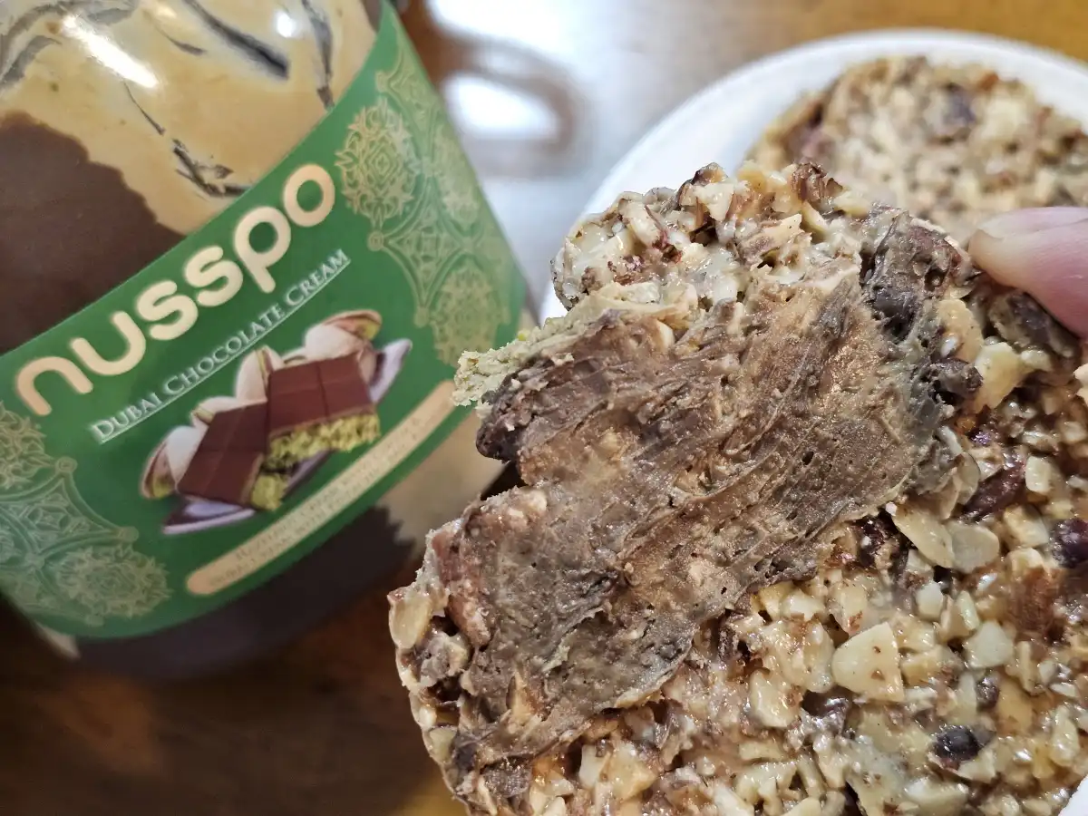 쿠키 위에 누스포 크림을 잼처럼 듬뿍 바른 사진