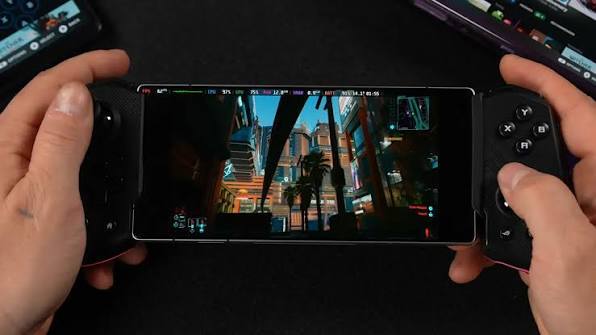 스마트폰에 양쪽 게임패드를 연결해 PC 게임을 실행하는 DroidDeck 사용 모습