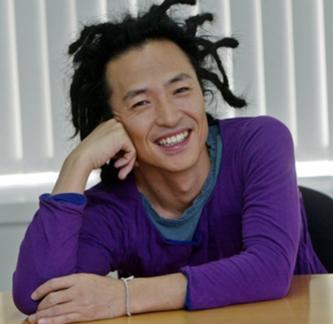 '거꾸로 강을 거슬러 오르는 저 힘찬 연어들처럼' 노래를 만들고 부른 가수 강산에