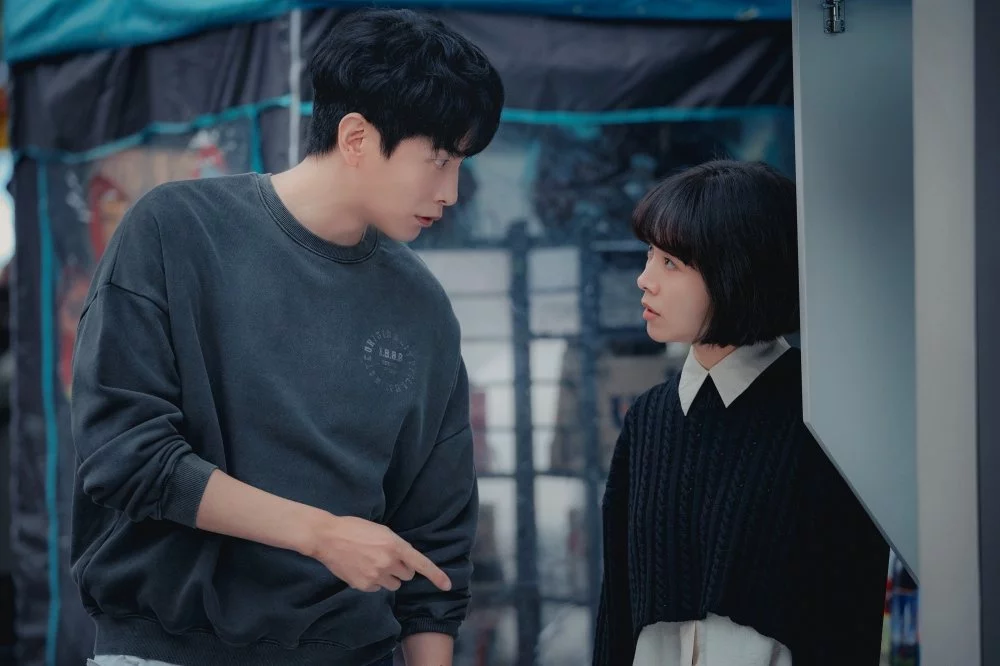 서로를-보고-있는-남녀-힙하게