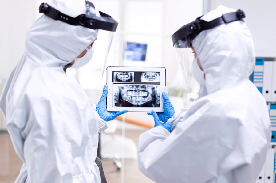 치아 사진을 보고 의논하는 의사들