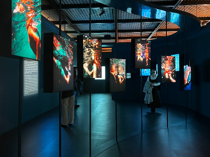 요시고 사진전 CLOSE TO THE WATER 전시공간