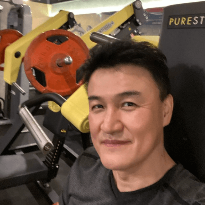 헬스장에서 셀카를 찍는 박중훈