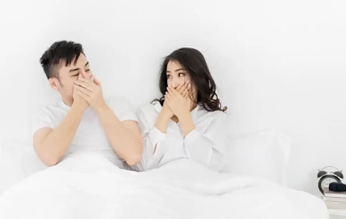 입냄새-나는-침대위-여자-남자-이미지