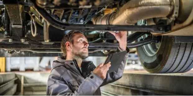 리프트로 들어올린 중고차의 하부 상태를 점검하는 모습