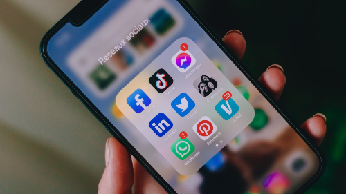 The Pros and Cons of Online Friendships in Today's Digital Age 2