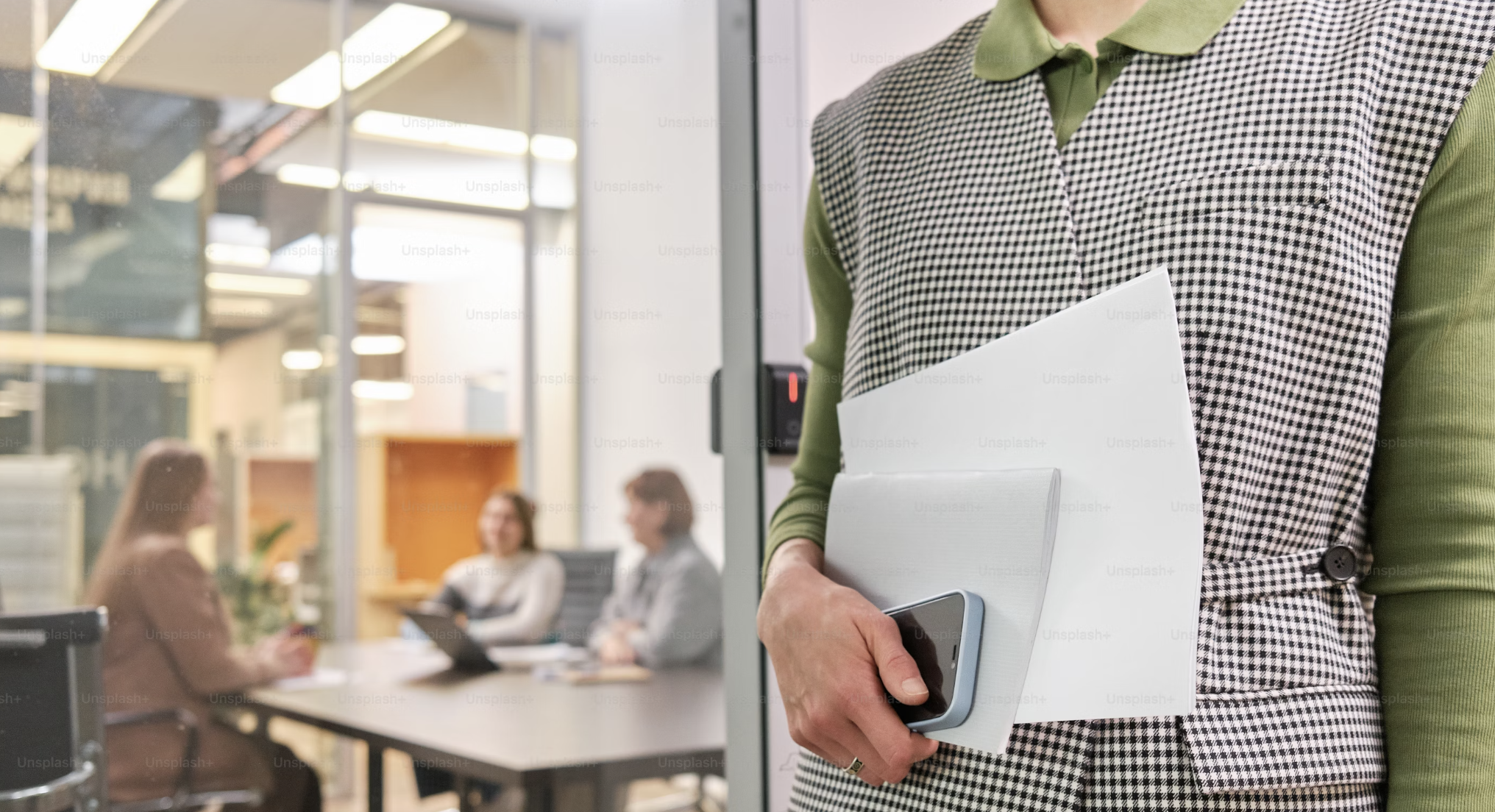 서류를 들고 있는 사람