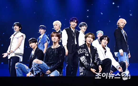 그룹 오메가엑스가 7일 오후 서울 광진구 예스24라이브홀에서 열린 오메가엑스(OMEGA X) 세 번째 미니앨범 &#39;iykyk(if you know&#44; you know)&#39;(이프 유 노&#44; 유 노) 발매 기념 쇼케이스에서 수록곡 무대를 선보이고 있다. [사진=정소희 기자]