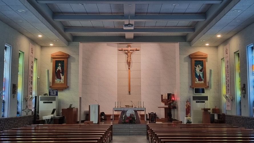 대구 월배성당 성전 안에 있는 십자고상, 제대, 제단 사진입니다.