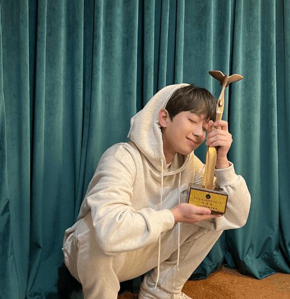 트로피를 받고 기뻐하는 이찬원