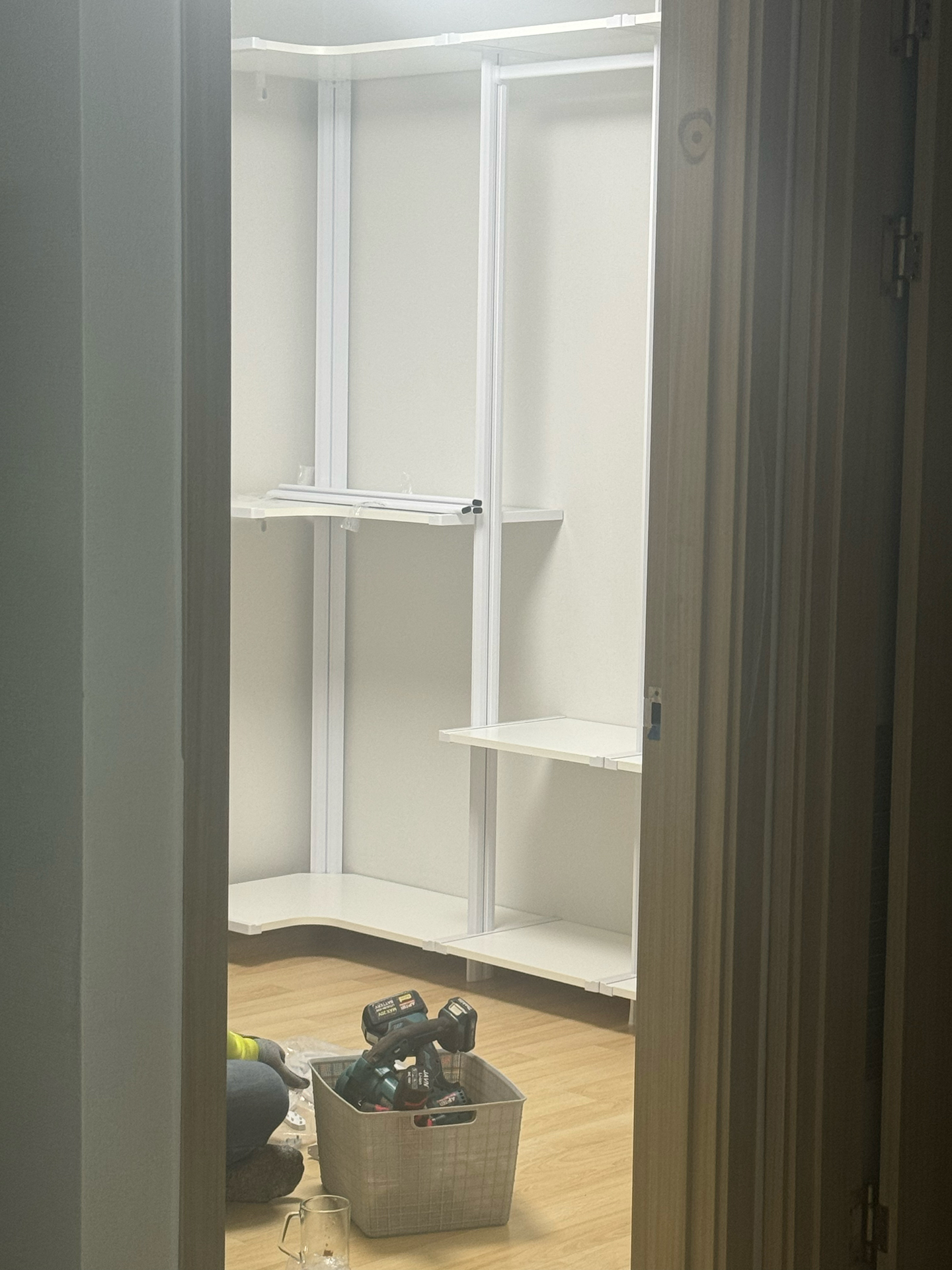 드레스룸 시공중이신 기사님