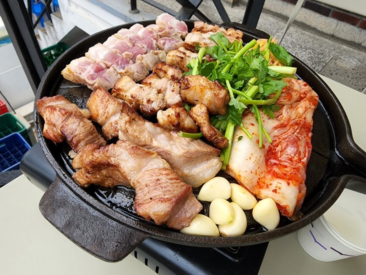 생방송오늘저녁 신당 신당역 고기에 유니짜장 조합 삼겹살 구이에 짜장면 맛집 추천