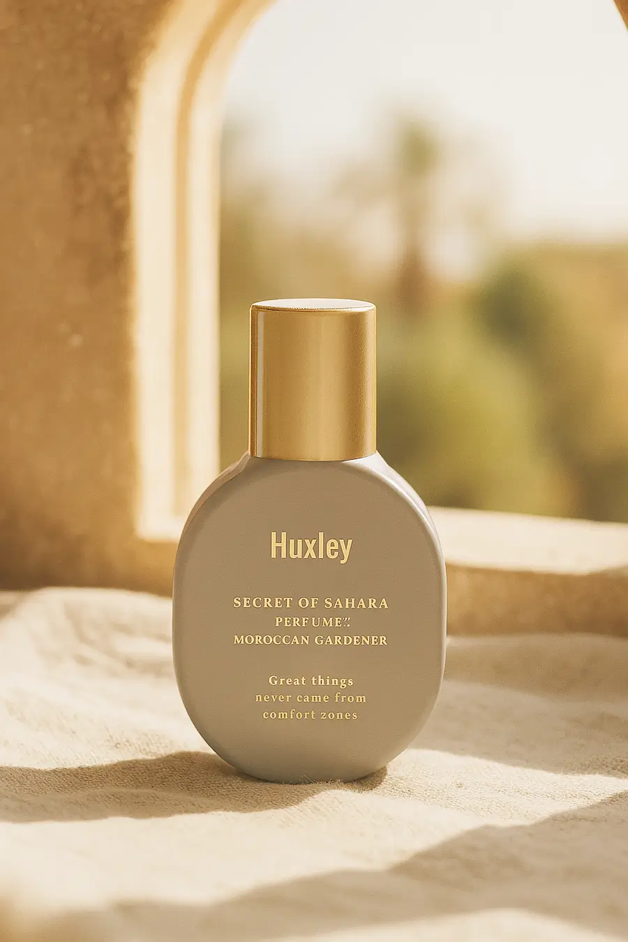 Huxley 모로칸 가드너 향수가 린넨 천 위에 놓여 있고, 햇살이 드는 아치형 창가를 배경으로 고요한 분위기를 자아낸다.