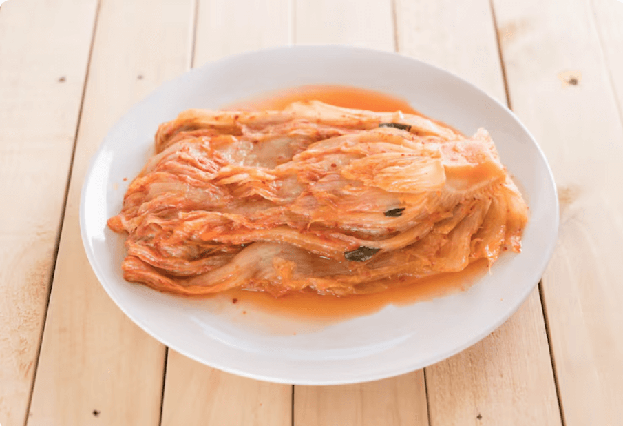 하얀 접시 위의 김장김치