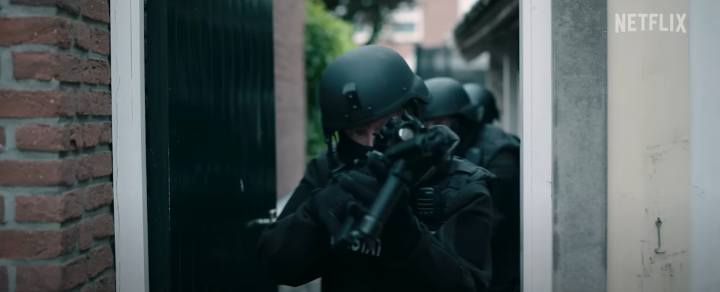 적들의장소에침입한경찰들