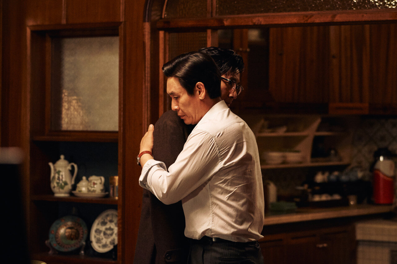 서창대와 김운범이 포옹하고 있는 모습