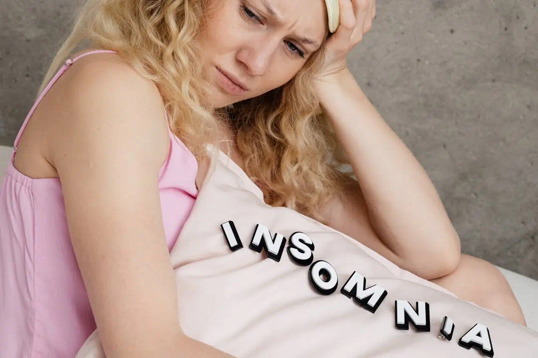 불면증으로 고민하고 있는 여성