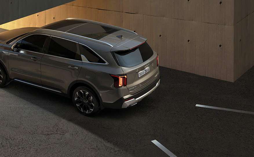 쏘렌토 하이브리드 후진하는 모습