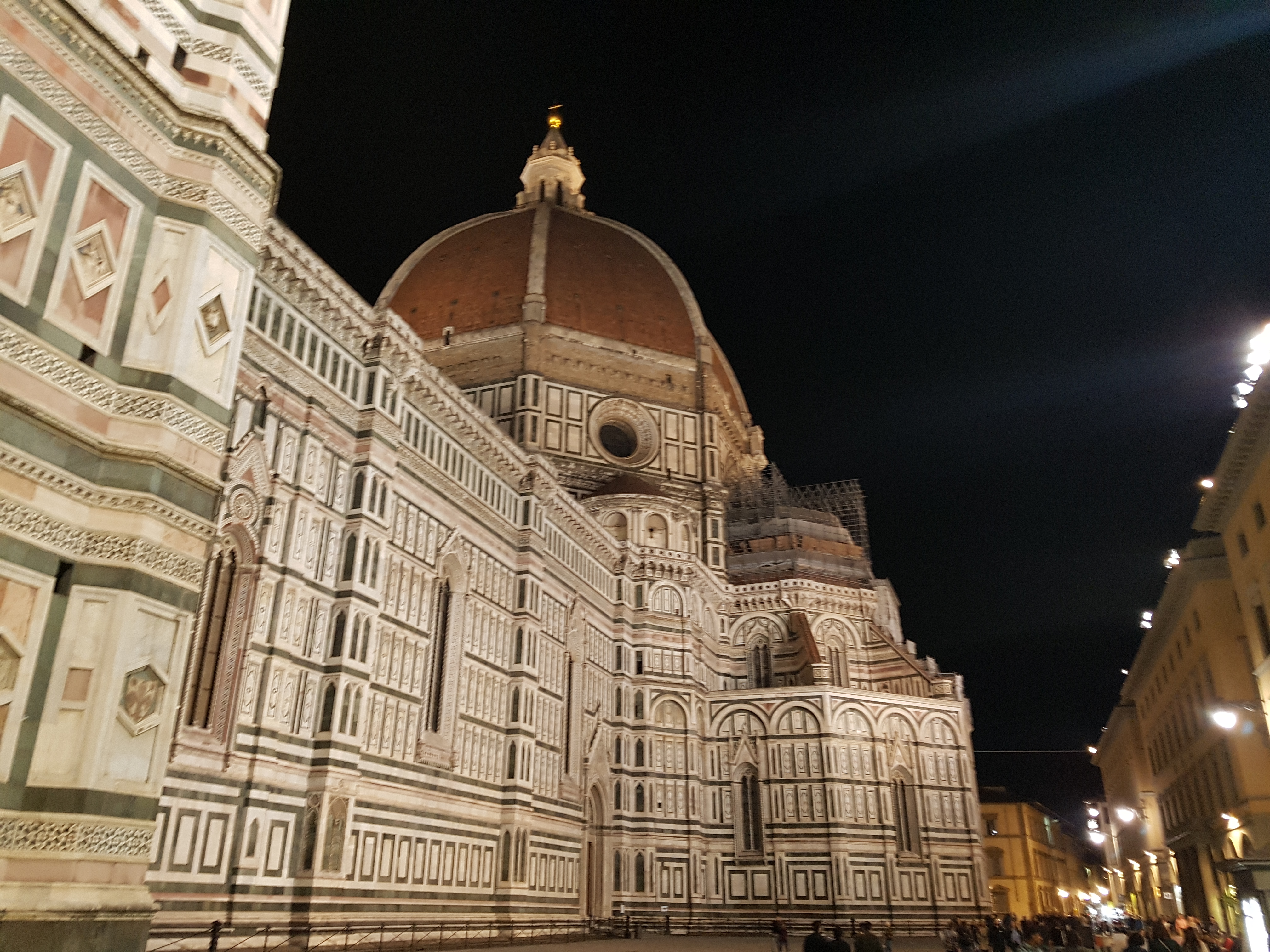 웅장한 대리석 외벽과 붉은 돔이 돋보이는 밤의 피렌체 두오모 성당