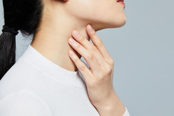 목감기 걸린 여자 사진