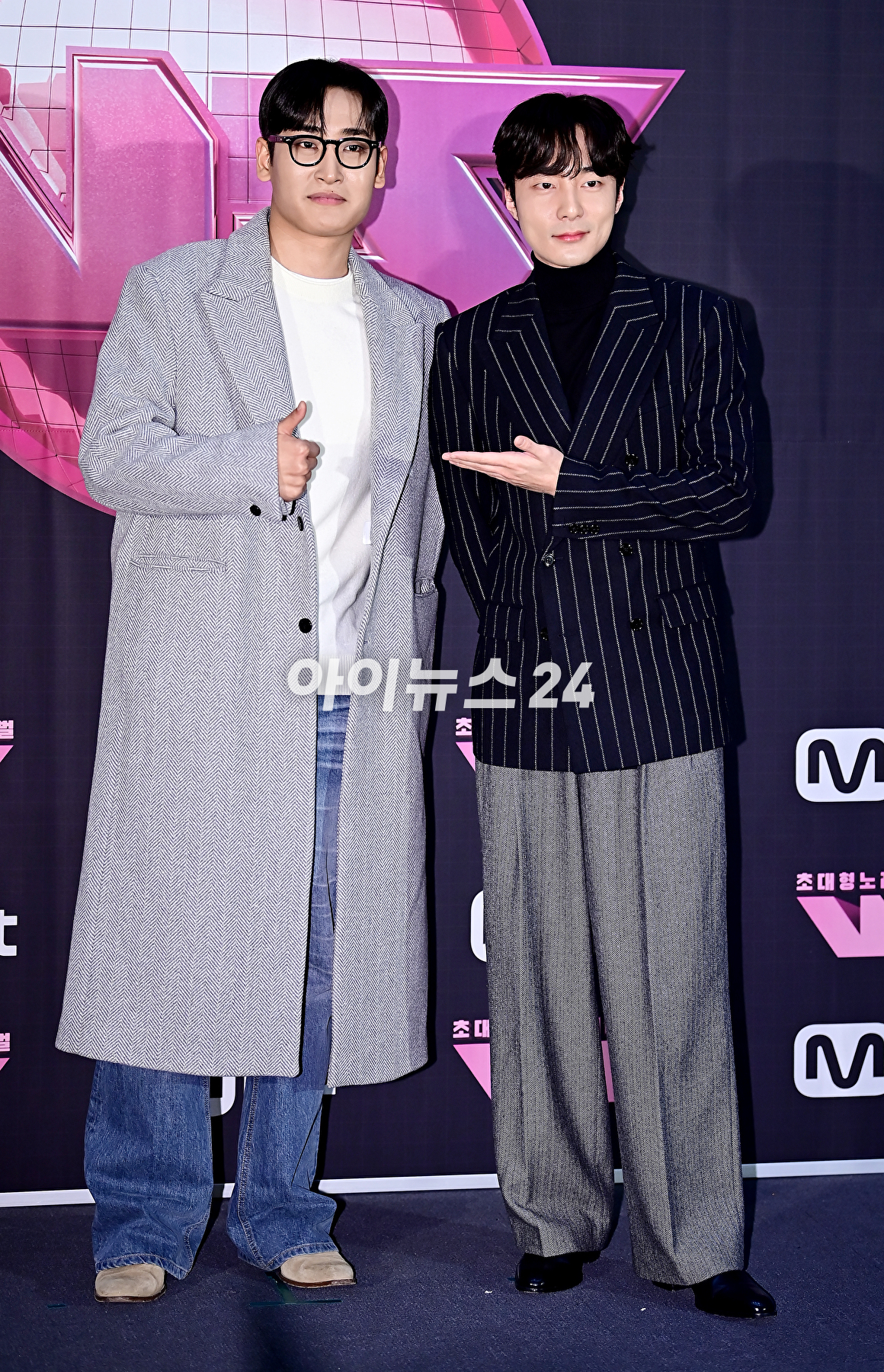 가수 박재정과 로이킴이 22일 오후 서울 강남 CGV 청담씨네씨티에서 열린 Mnet '초대형 노래방 서바이벌(브이에스)'신곡 음원 쇼케이스에서 포토타임을 갖고 있다. [사진=곽영래 기자]