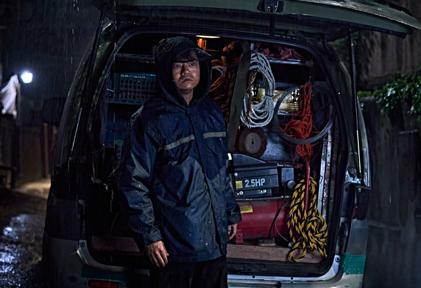 영화 계시록, 인기척에 뒤를 돌아보는 권양래