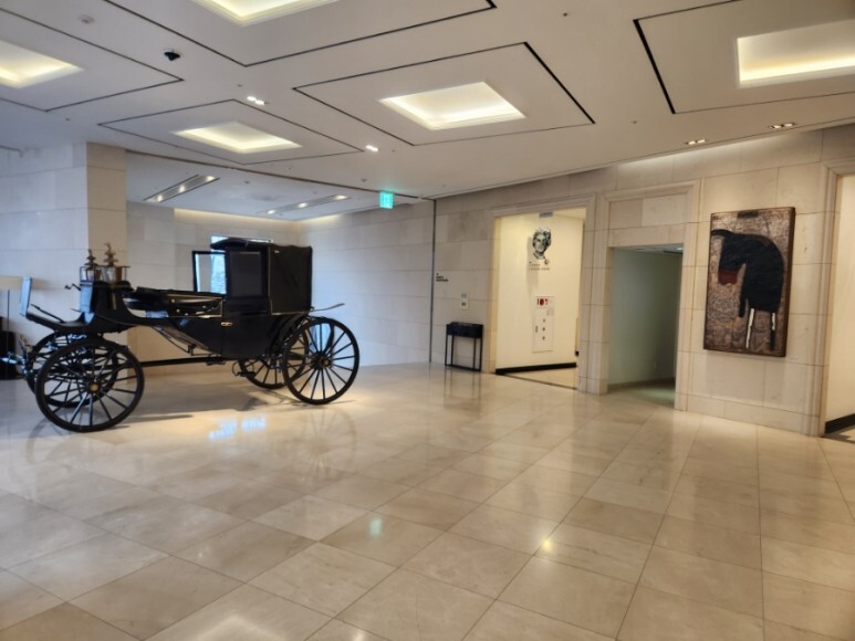 옛날-마차가-서있는-실내-클럽하우스내부