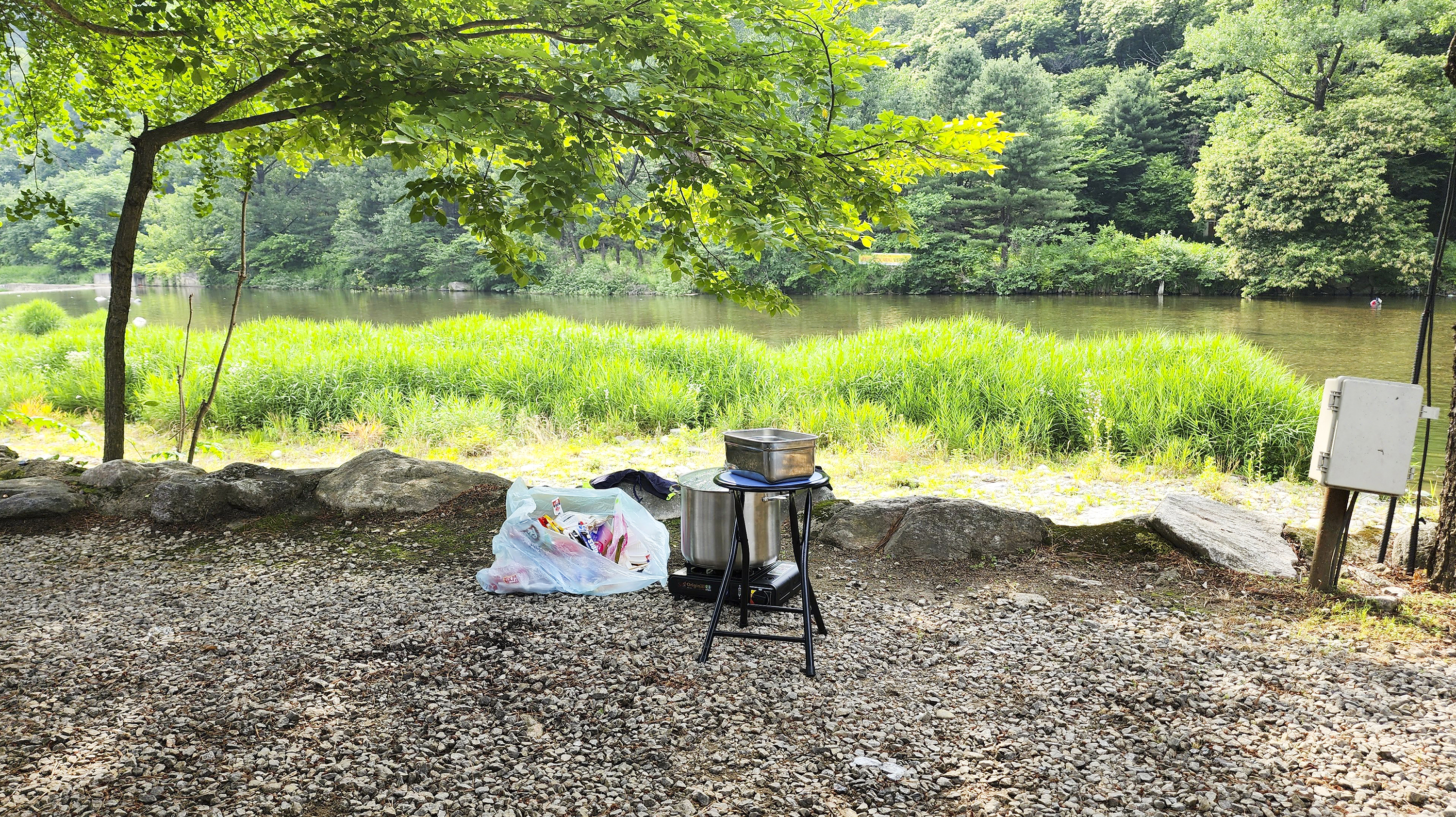 가평 계곡 평상에서 음식 해먹는 모습