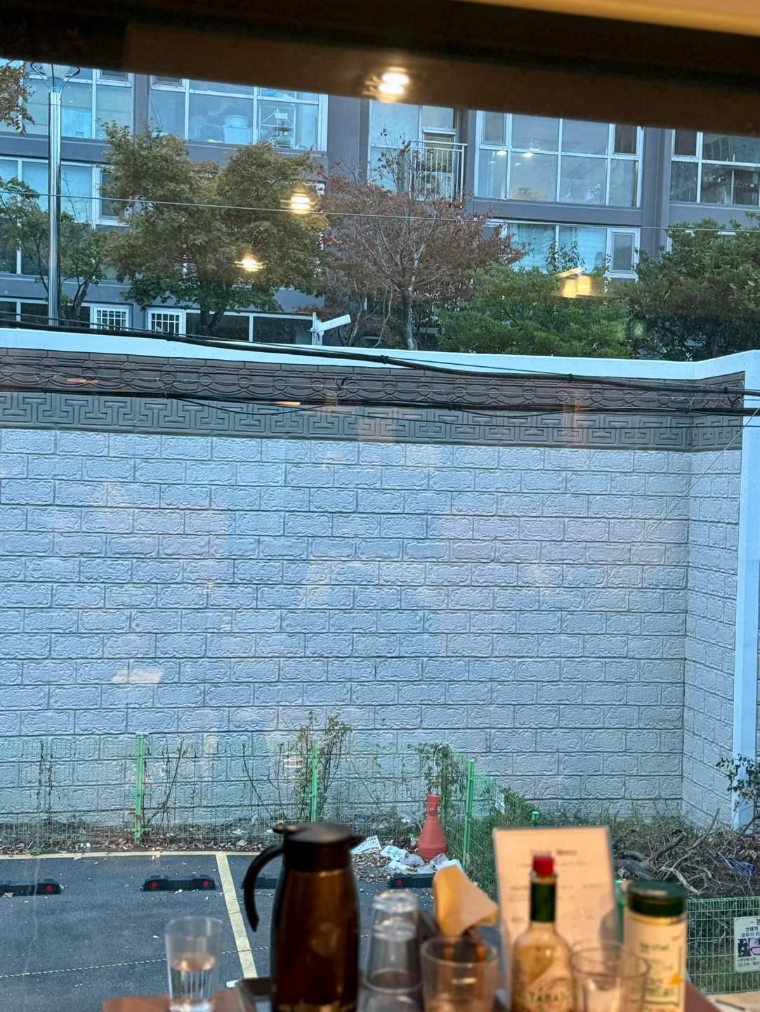 마조레 2층 창가 자리 사진
