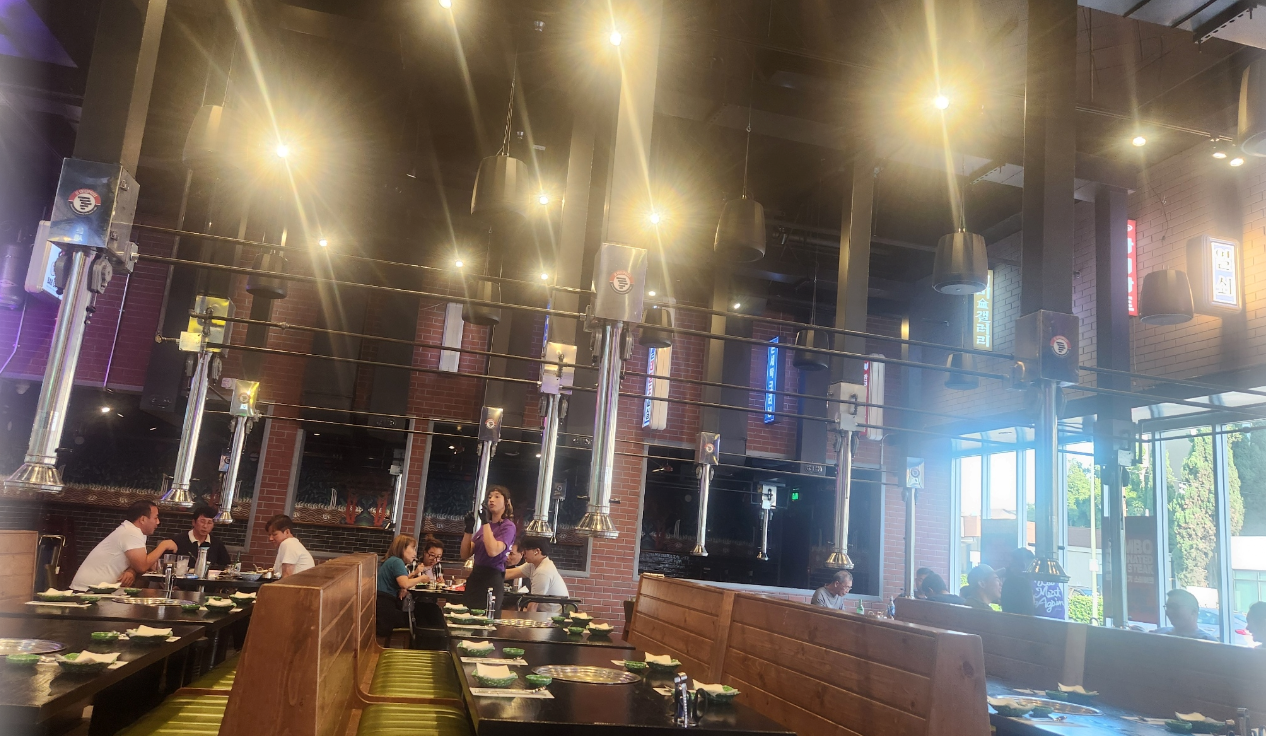 백정 높은 천정과 밖 창문이 보이는 실내 이미지