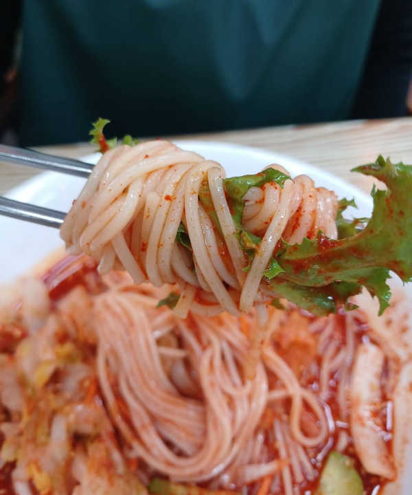 망향비빔 비빔국수 한젓가락