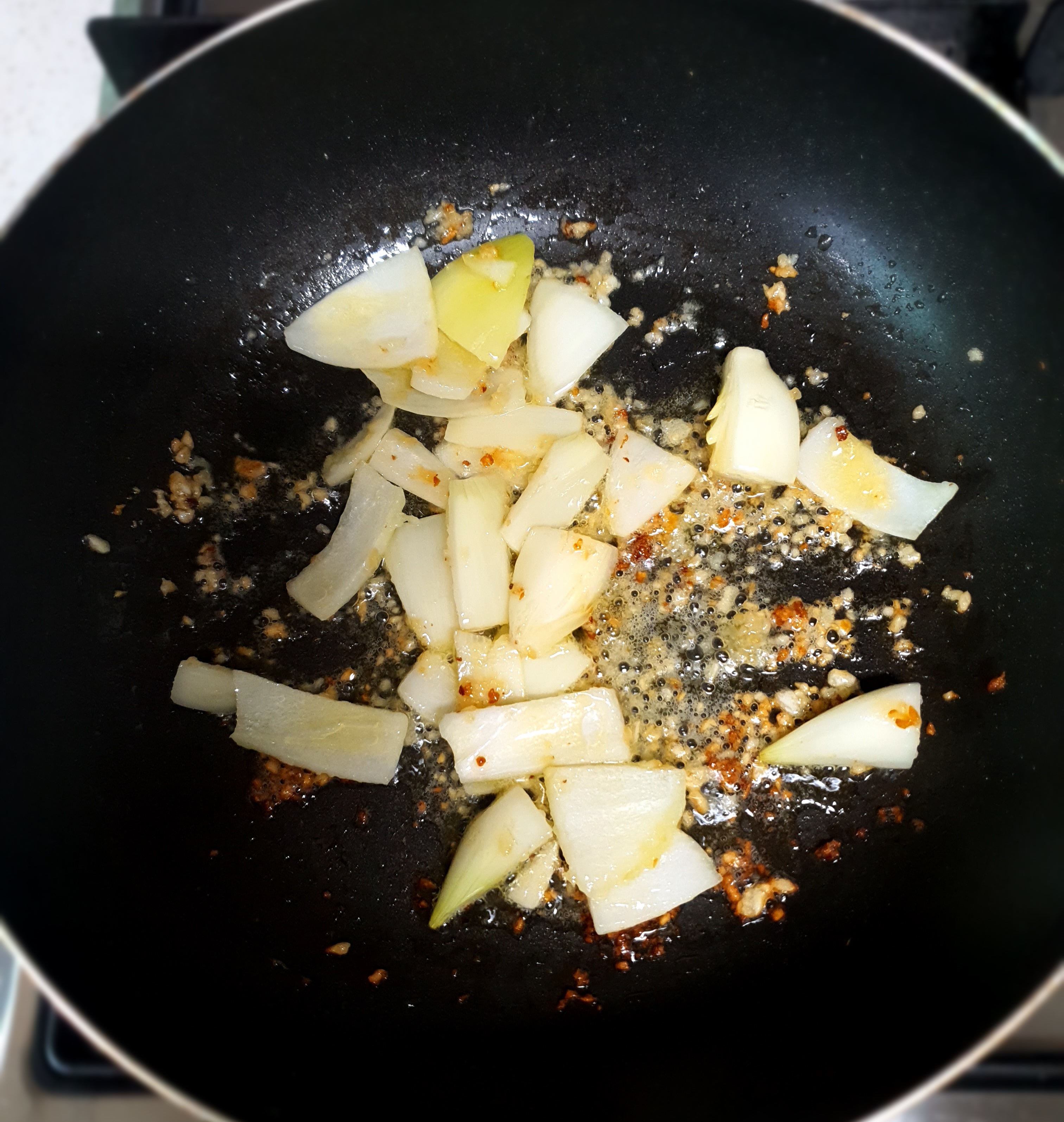 양파를-같이-볶아요.