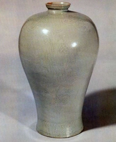 효문과 연꽃무늬가 새겨진 청자 매화병