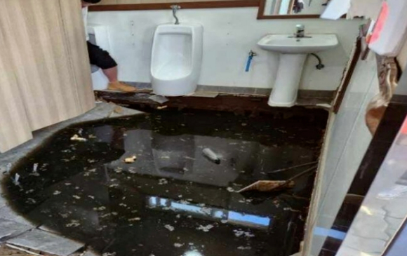 바닥이 내려 앉은 제주시 용눈이오름 공중화장실 모습. [사진=제주소방안전본부 제공]