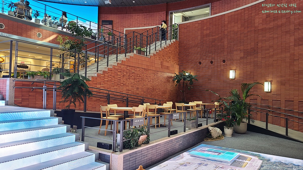 국립춘천박물관-본관-실감영상존