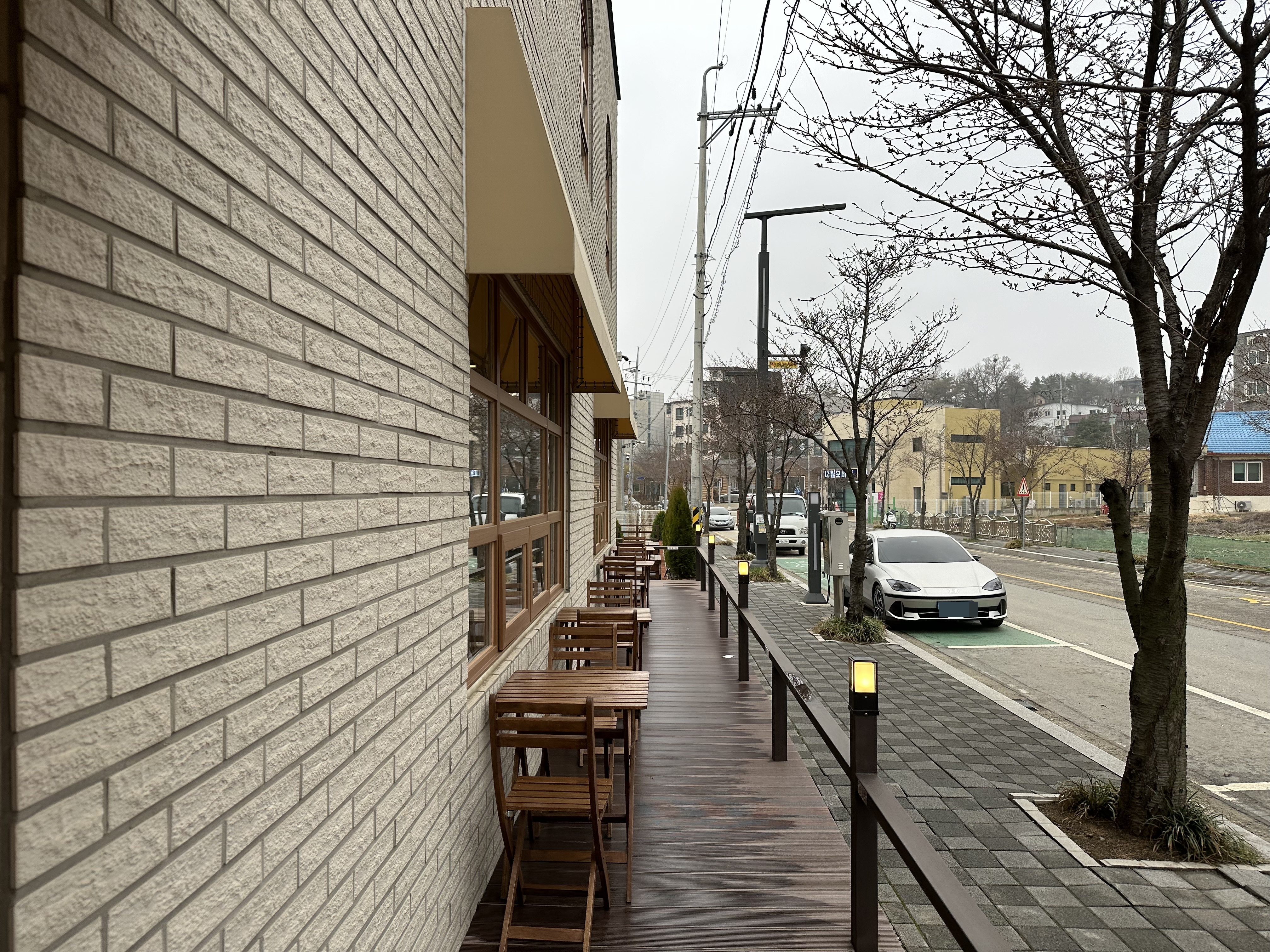 오드커피-길가-주차장-주차-전기차-충전소