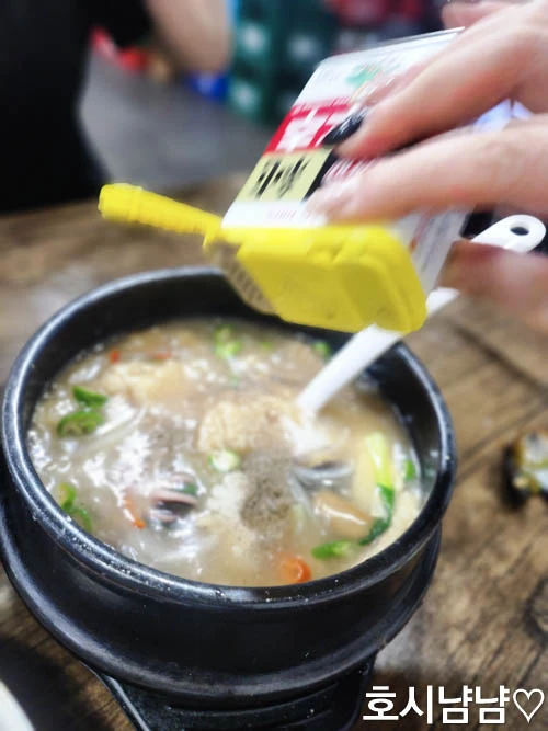 요리왕 해물누룽지탕에 후추를 넣는 장면