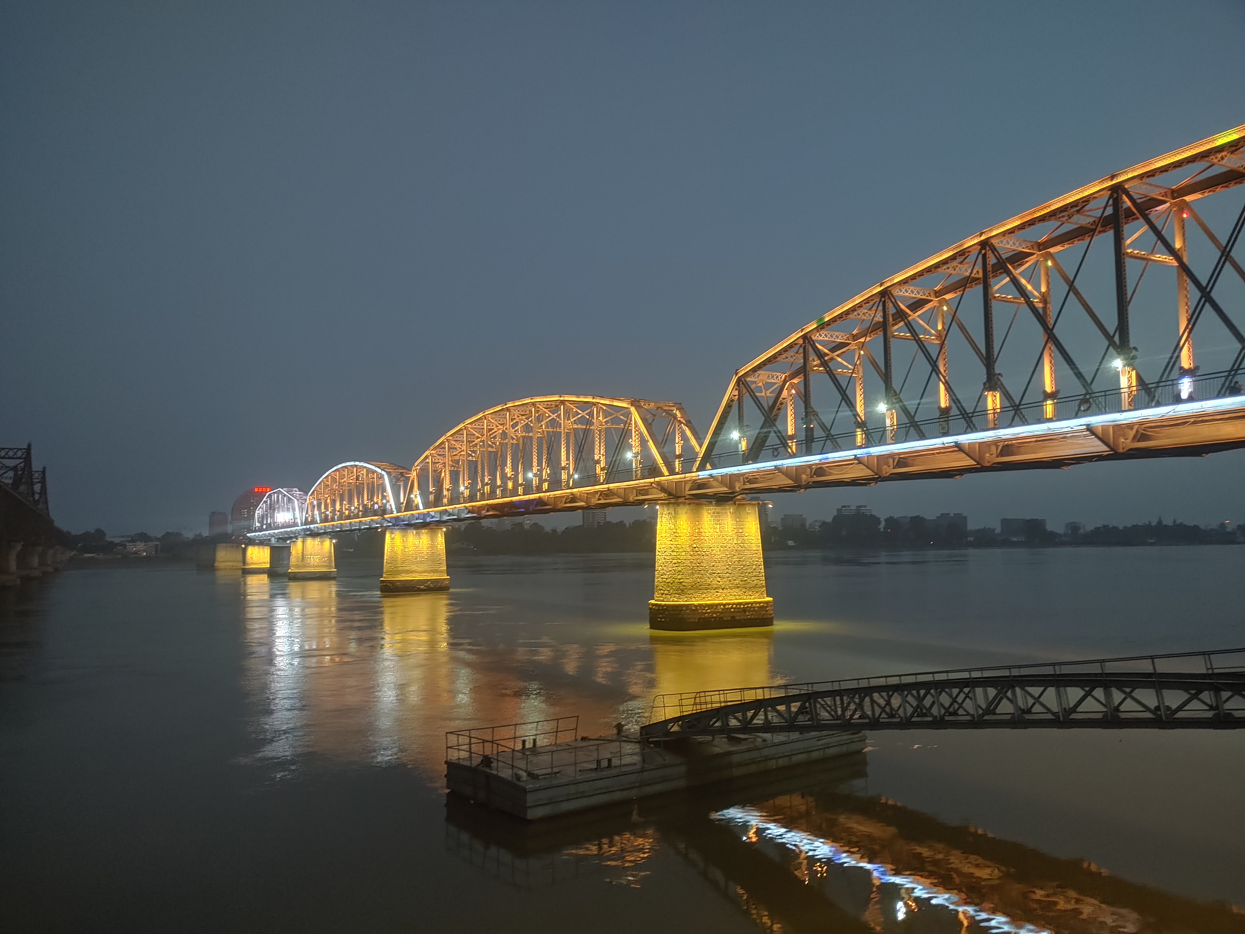 압록강 철교의 야경