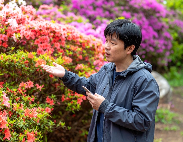 황매산철쭉축제에서 사진을 찍는 사람들
