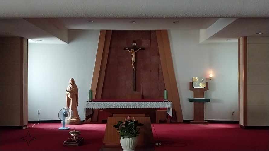 녹번동성당 성전 안 십자고상, 제대, 제단, 감실 사진