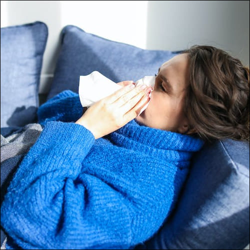 코를 풀고 있는 여성