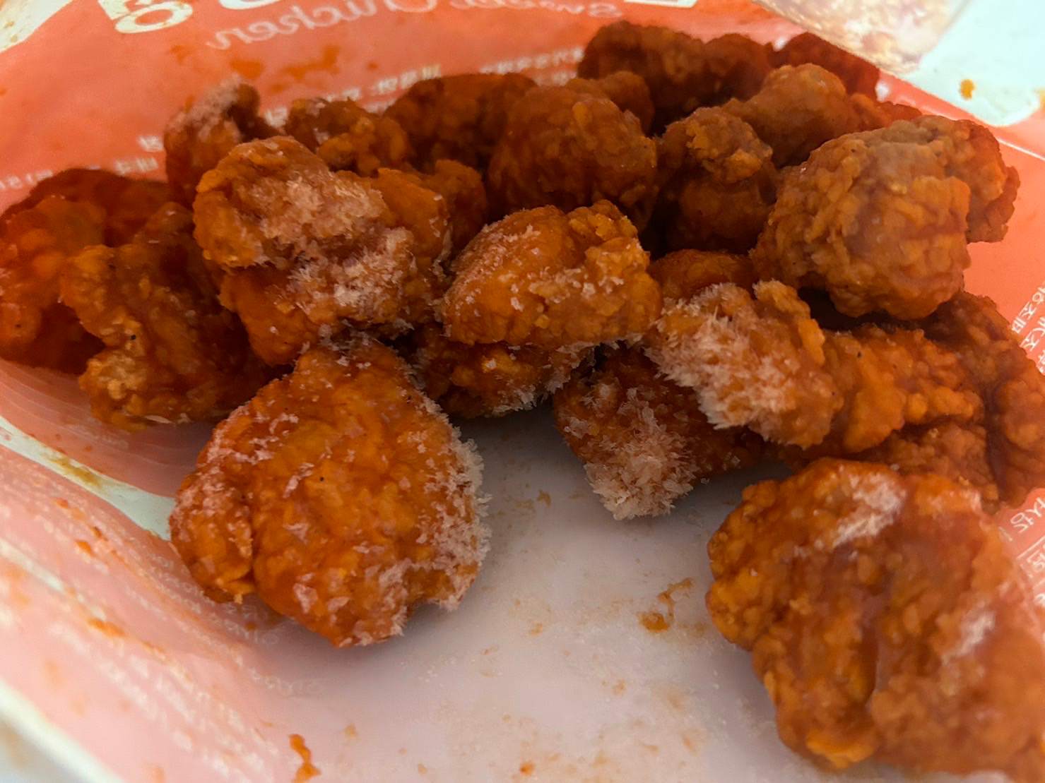 봉지 안에 들어있는 냉동 닭강정의 모습