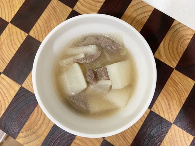 국그릇에 담겨있는 소고기와 무