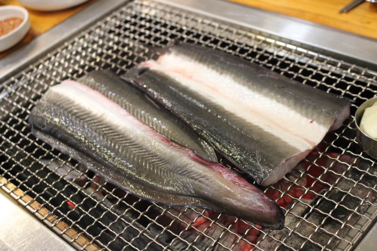 불판에 올린 장어